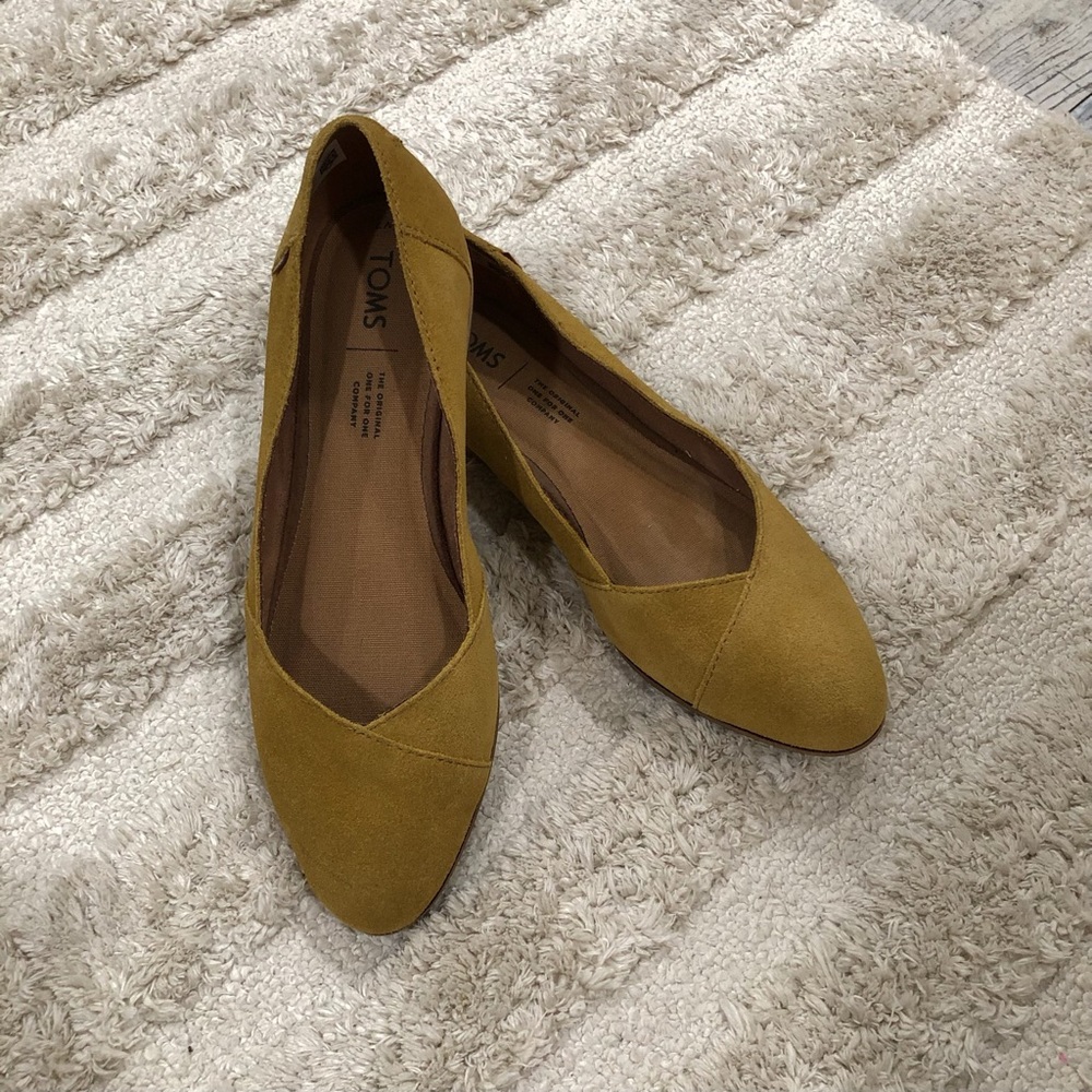 TOMS Women's Mustard Yellow Flats🐝
